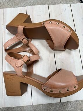 Style & Co Andreas Heel Sandals Faux Leather 
Size 10.5 beige NWOB